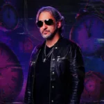 Com quase 30 anos de carreira dedicados ao rock, o cantor PG apresenta seu mais novo álbum de estúdio, intitulado “De Volta ao Começo”. Foto: Divulgação.
