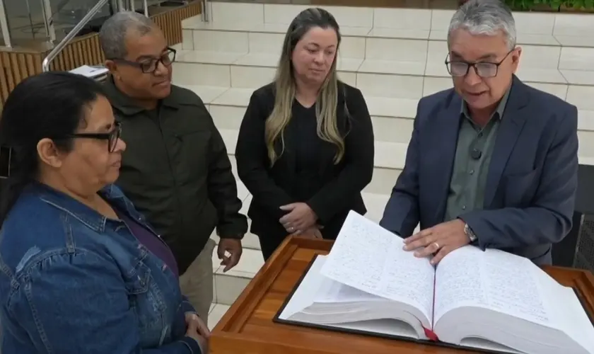 Igreja no Paraná conclui Bíblia escrita à mão após 10 anos: ‘Um privilégio’