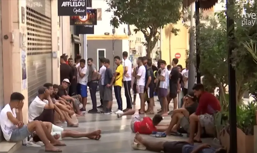 Igrejas dão alimentos e livros evangelísticos a imigrantes em Ceuta: “Que sejam tocados”