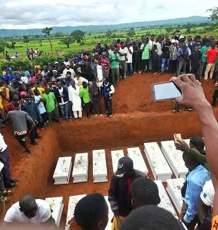 Fiéis realizam funeral de 30 cristãos mortos em ataque na Nigéria