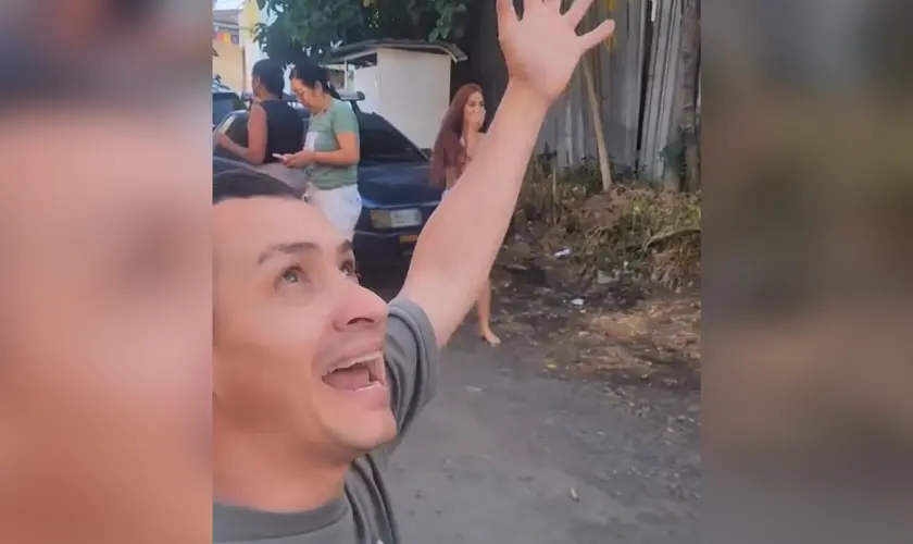 Durante terremoto na Colômbia, homem ajoelha e prega