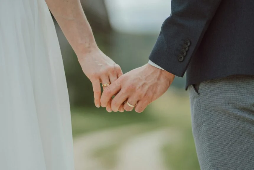 Por não negarem Jesus, casal tem casamento secreto há 25 anos